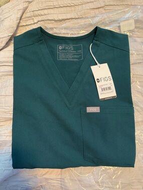 Figs Women’s Forest Green V-Neck Scrub Top🌿🌲